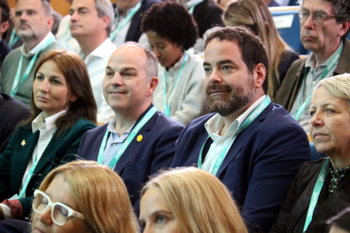 El dirigente de Junts David Saldoni junto al líder de la formación, Jordi Turull, durante la convención municipalista en Vic (Nia Escolà, ACN)