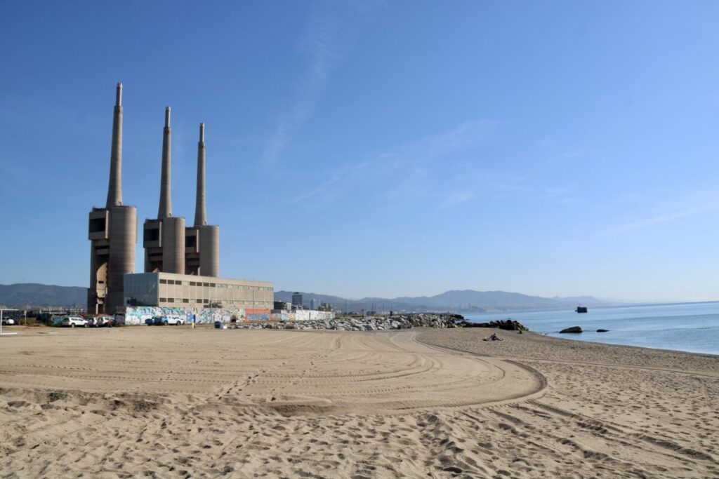 El mar i les tres xemeneies - Foto: ACN, Àlex Recolons