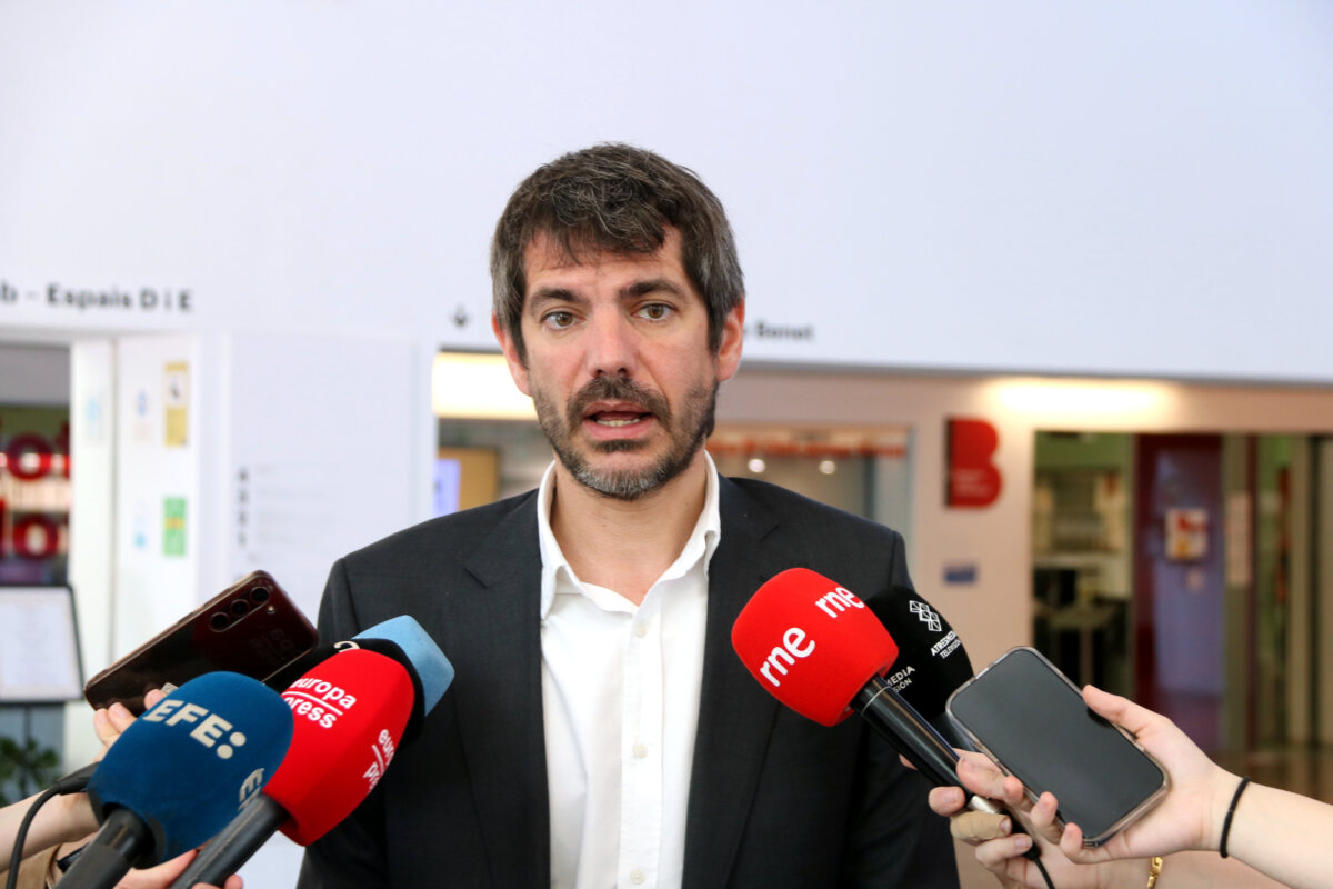 El ministro de Cultura y portavoz de Sumar, Ernest Urtasun, atiende a los medios en el Disseny Hub Barcelona (Jordi Bataller, ACN)