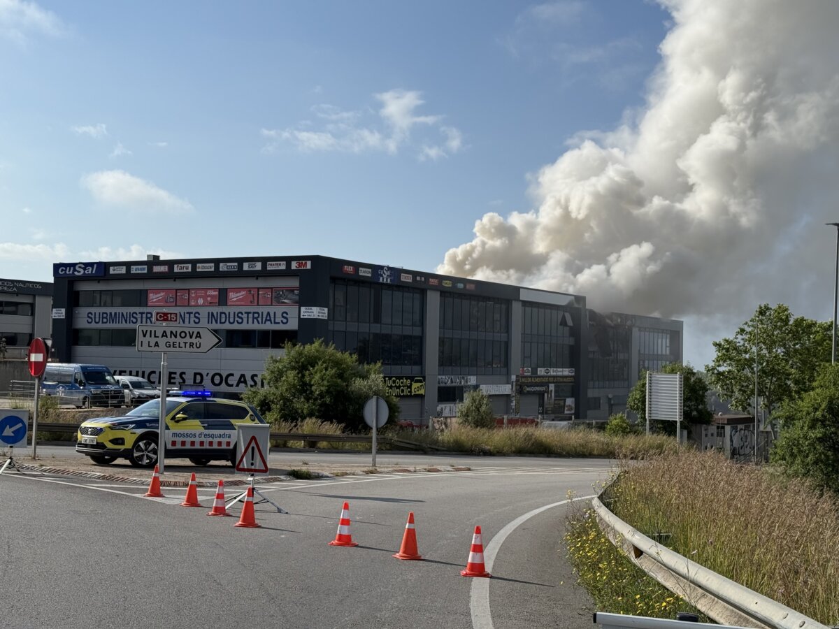 El núvol tòxic de clor de l'incendi d'una indústria de productes per a piscines a Vilanova i la Geltrú (Àlex Recolons, ACN)
