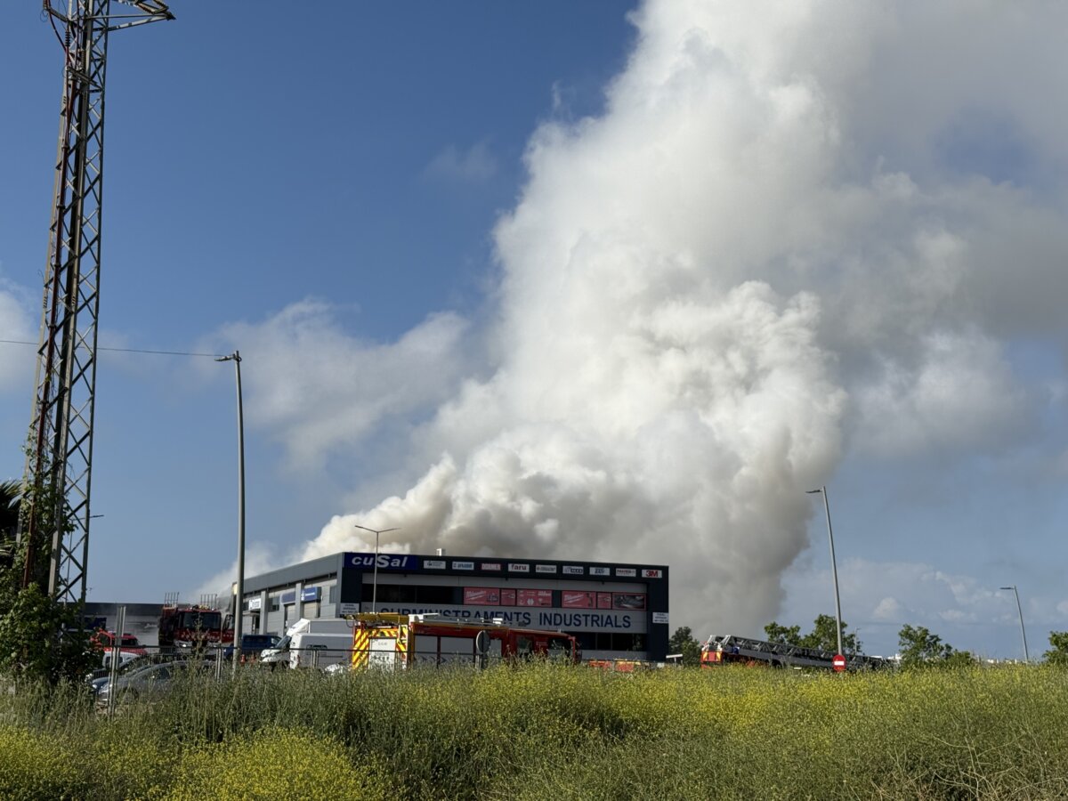 El núvol tòxic de clor de l'incendi d'una indústria de productes per a piscines a Vilanova i la Geltrú (Àlex Recolons, ACN)