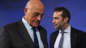 El president del Banc Sabadell, Josep Oliu, i el ministre d'Economia, Carlos Cuerpo, de fons (Lluís Sibils, ACN)