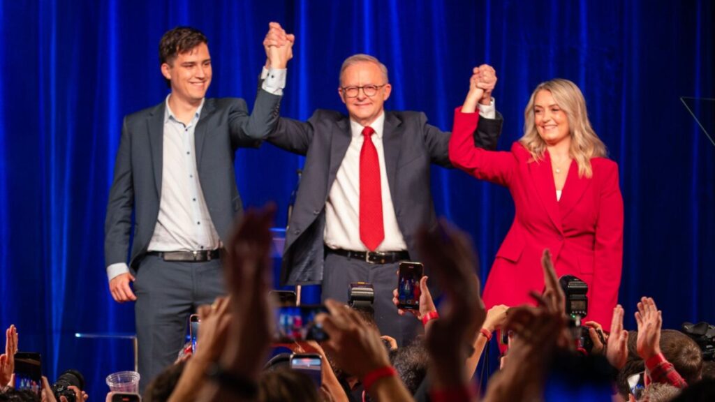 El primer ministro de Australia, Anthony Albanese, celebrando la victoria en las elecciones generales (Twitter)