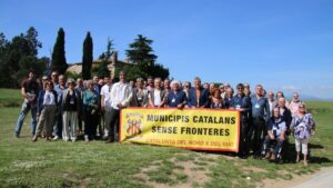 Los asistentes del cuarto encuentro de municipios catalanes sin fronteras, en Campllong (Ariadna Reche, ACN)