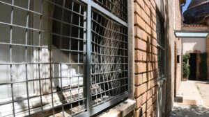 Finestres del centre de menors de Piera cremades i trencades (Norma Vidal, ACN)