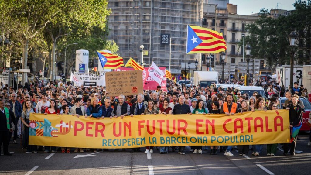 La capçalera de la manifestació en defensa del català organitzada per Sant Jordi per la Llengua (ACN)