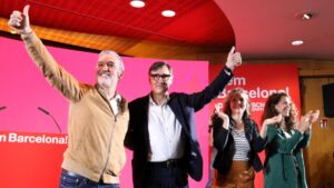 El alcalde de Barcelona, Jaume Collboni, y el presidente de la Generalitat, Salvador Illa, saludan a los asistentes al acto de celebración de los dos años de mandato municipal (Guifré Jordan, ACN)