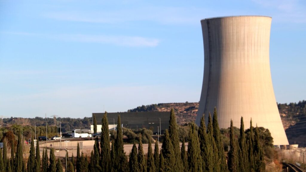 Torre de condensación de la central nuclear de Ascó (Anna Ferràs, ACN)