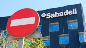 Una señal de dirección prohibida frente a la sede del Banco Sabadell en Sant Cugat del Vallès (Albert Segura, ACN)