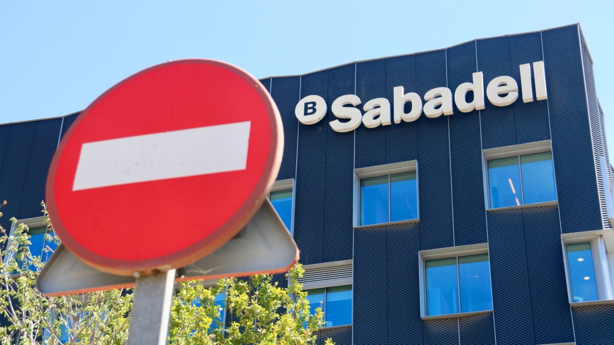Una señal de dirección prohibida frente a la sede del Banco Sabadell en Sant Cugat del Vallès (Albert Segura, ACN)