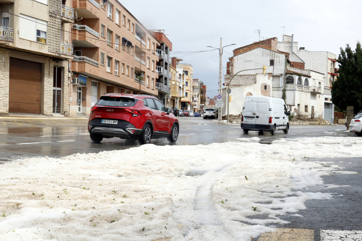 Un manto blanco de granizo en una calle de Alcarràs, en el Segrià, tras la tormenta de este sábado (Roger Segura, ACN)