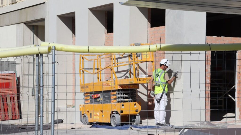 Un trabajador de las obras de les Glòries (Maria Pratdesaba, ACN)
