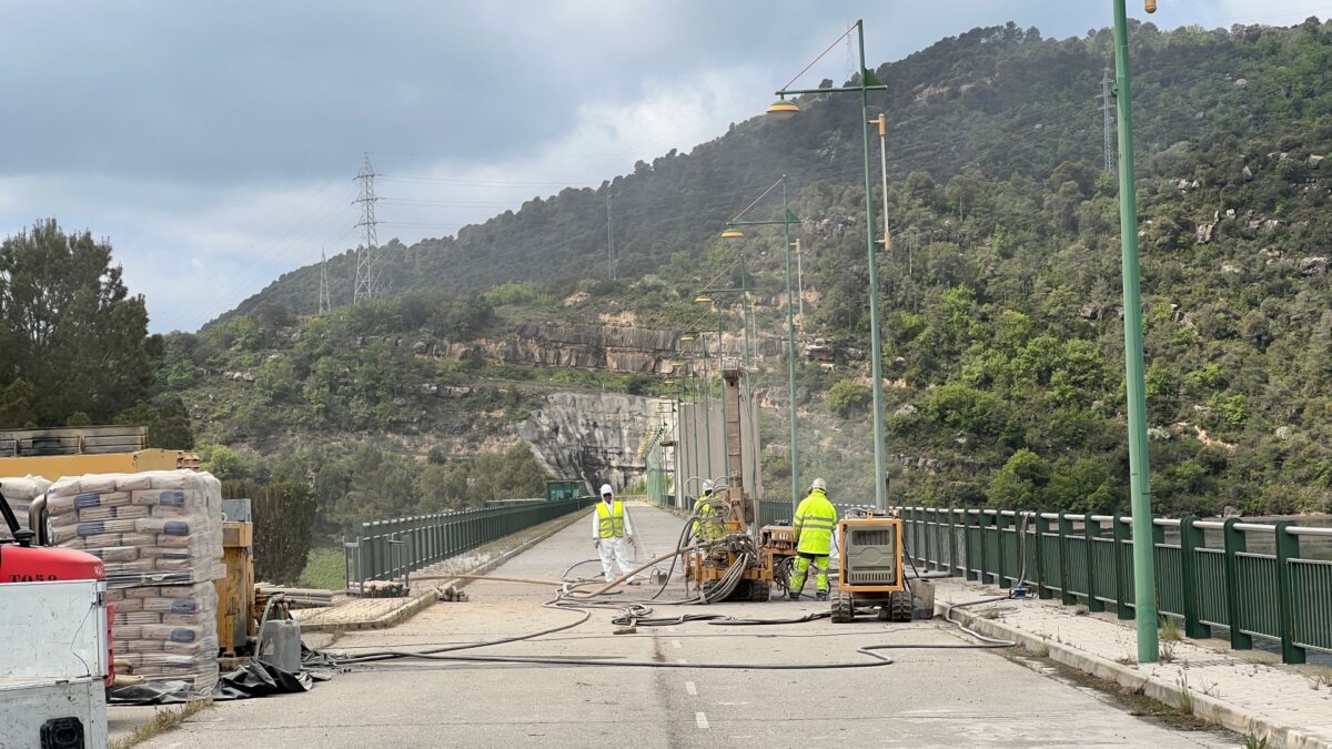 Una máquina situada en la parte superior de la presa de Rialb que inyecta hormigón para localizar y reparar una filtración de agua detectada hace unas semanas (Albert L. Cobo, ACN)