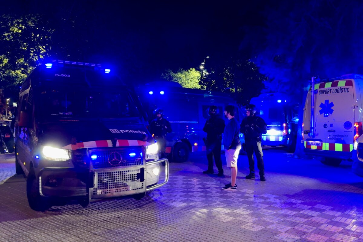 Vehicles policials i del SEM al RCDE Stadium on hi ha hagut l'atropellament (Albert Segura, ACN)