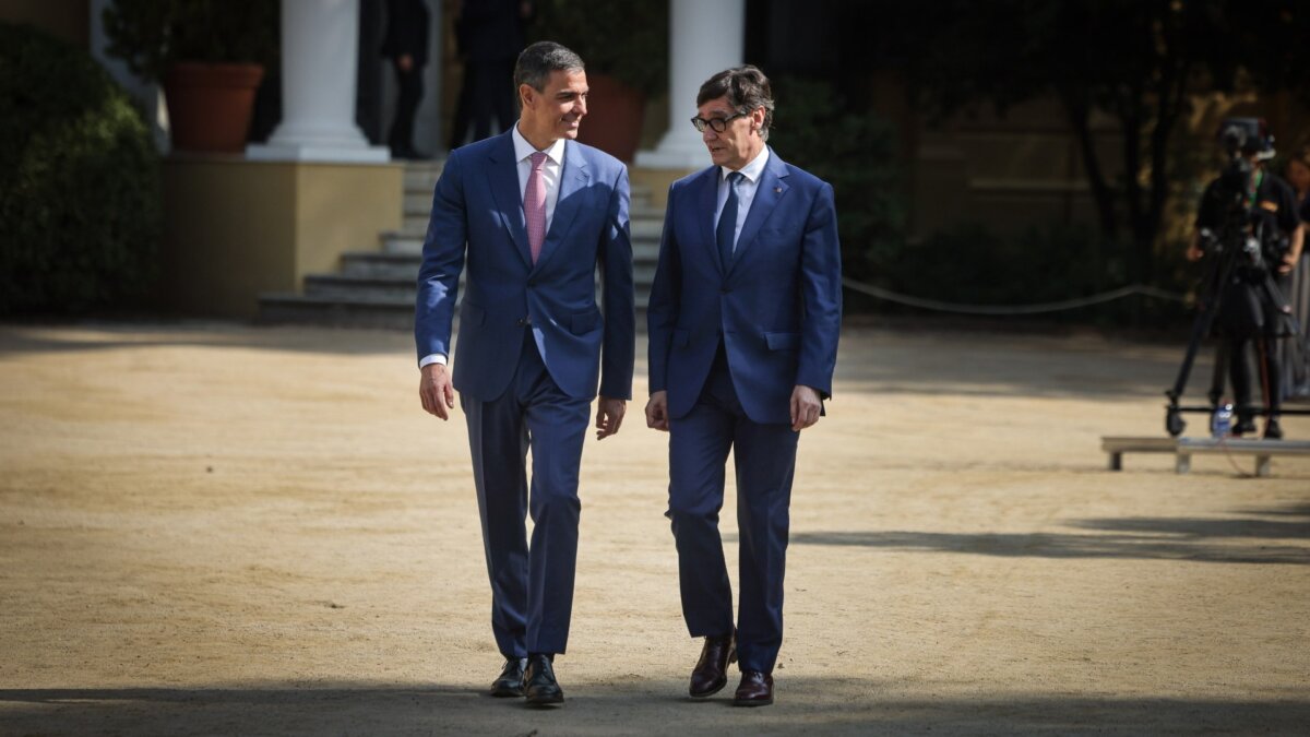 El presidente del Gobierno de España, Pedro Sánchez, y el presidente de la Generalitat, Salvador Illa, en la declaración institucional previa a la reunión de la Conferencia de Presidentes de Pedralbes, en Barcelona (Jordi Borràs, ACN)
