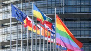 Bandera LGTBIQ+ junto al edificio del Parlamento Europeo en Estrasburgo (Parlamento Europeo)