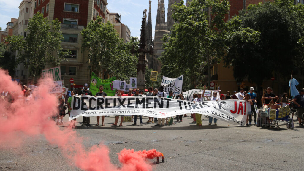 Cabecera de la manifestación frente a la Sagrada Familia (María Belmez, ACN)