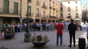 Concentració a la plaça Major de Cervera en rebuig a una agressió homòfoba (Alba Mor, ACN)