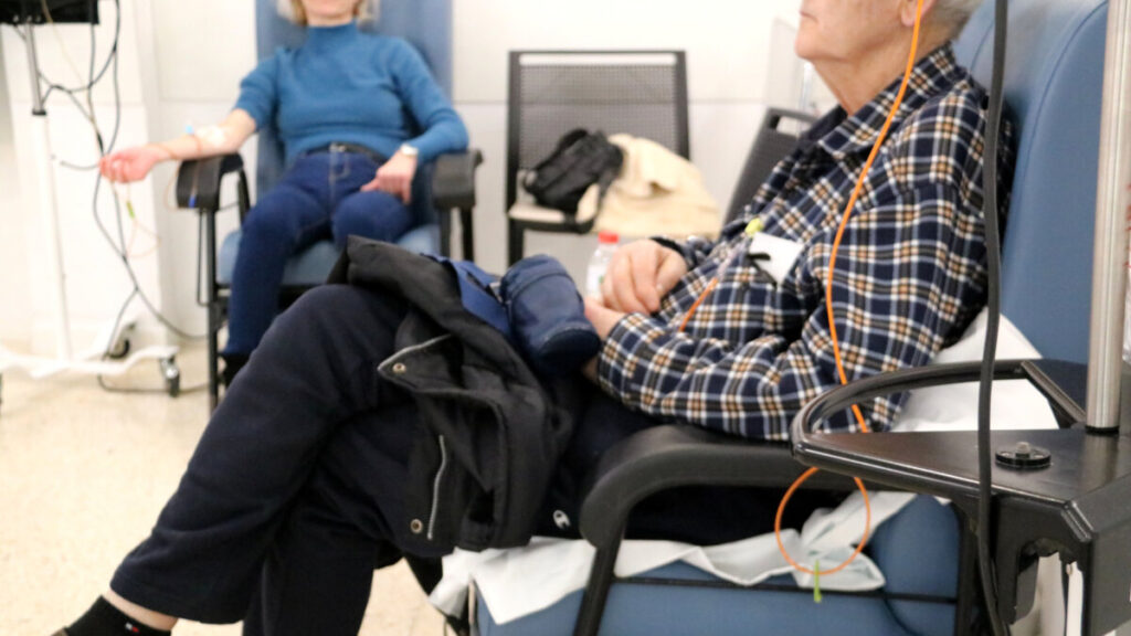 Dos pacientes sentados muy cerca en el hospital de día del Hospital de Tortosa Verge de la Cinta (Anna Ferràs, ACN)