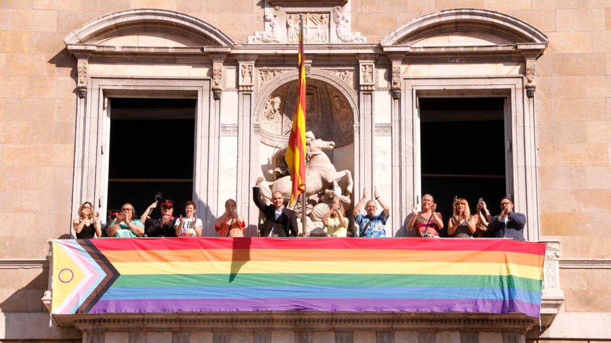 El balcón del Palau de la Generalitat con una bandera LGBTI desplegada para conmemorar el Día Internacional por la Liberación LGBTI+ (Mariona Puig, ACN)