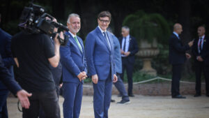 El president de la Generalitat, Salvador Illa, i el ministre de Política Territorial, Ángel Víctor Torres, abans de l'inici de la Conferència de Presidents (Jordi Borràs, ACN)