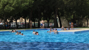 Gente bañándose en las piscinas municipales de Balàfia de Lleida (Alba Mor, ACN)