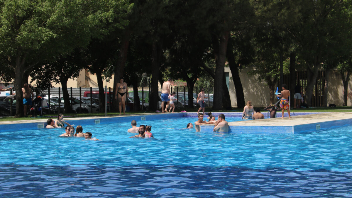 Gente bañándose en las piscinas municipales de Balàfia de Lleida (Alba Mor, ACN)