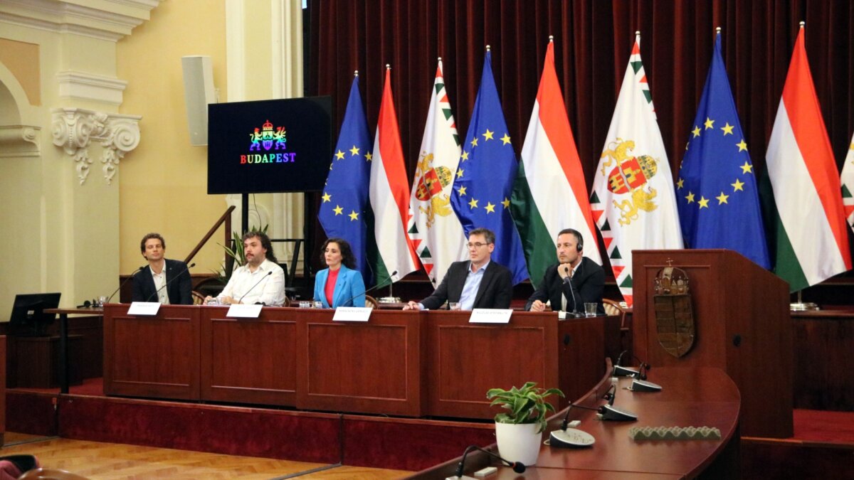 Gergely Karácsony, alcalde de Budapest; Hadja Lahbib, comisaria europea de Igualdad; Nicolae Stefanuta, vicepresidente del Parlamento Europeo, y Máté Hegedus, portavoz del Budapest Pride (Natàlia Segura, ACN)