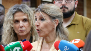 La vicepresidenta segona del govern espanyol i ministra de Treball, Yolanda Díaz, en una atenció als mitjans a Barcelona (Lluís Sibils y Guifré Jordan, ACN)
