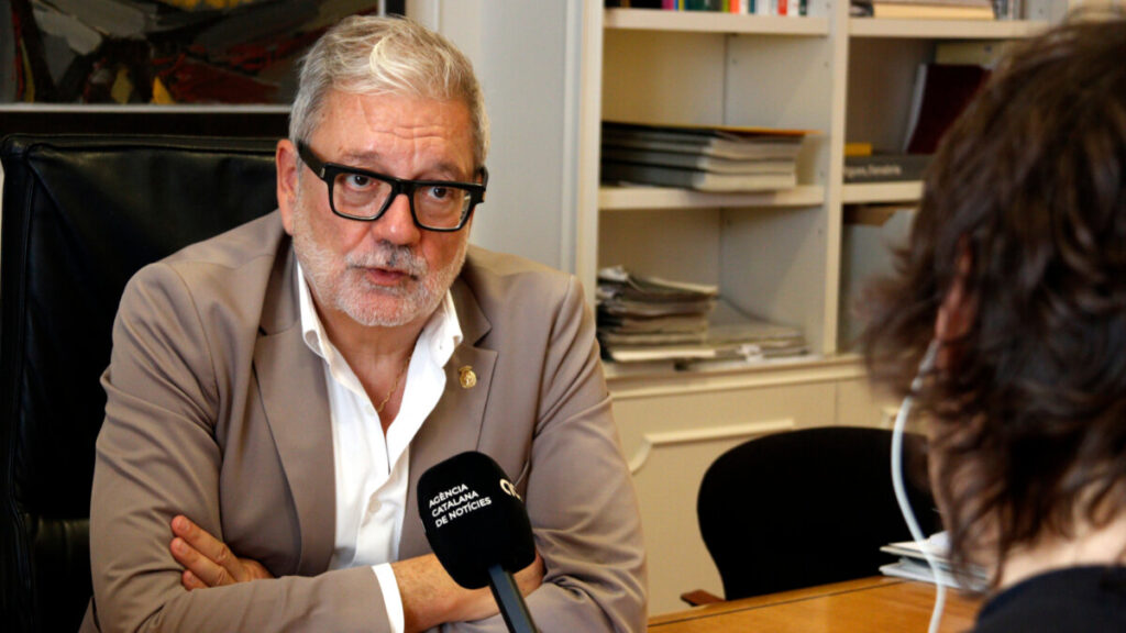 L'alcalde de Lleida, Fèlix Larrosa, durant l'entrevista amb l'Agència Catalana de Notícies (Roger Segura, ACN)