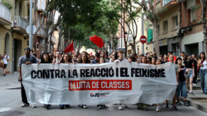 Manifestació de l'OJS contra la reacció i el feixisme pel centre de Badalona (Nazaret Romero, ACN)