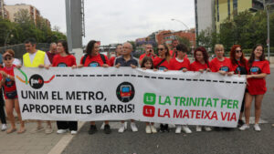 Més d'un centenar de veïns tallen la Meridiana per reclamar de nou la unió del metro entre les dues Trinitats (Maria Asmarat, ACN)
