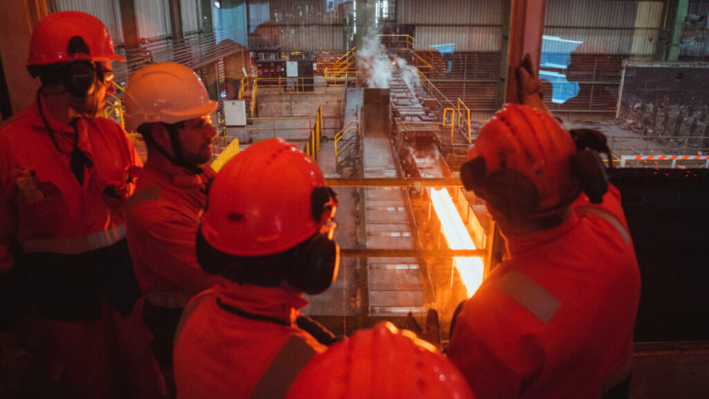 Operarios de Celsa Group en la fábrica que la empresa tiene en Castellbisbal (Arnau Carbonell, ACN)