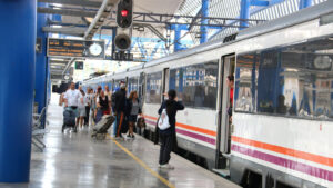 Personas subiendo al tren de la R14 desde la estación de Lleida-Pirineus (Alba Mor, ACN)