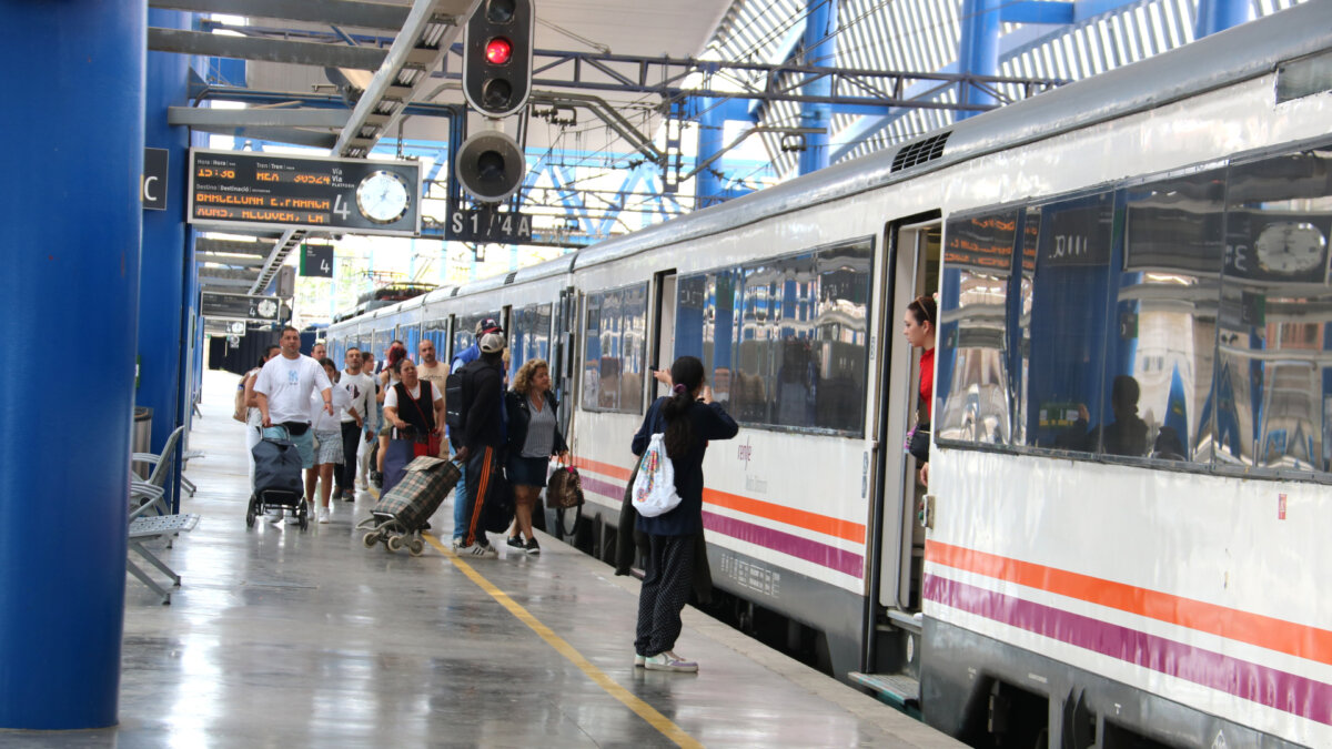 Personas subiendo al tren de la R14 desde la estación de Lleida-Pirineus (Alba Mor, ACN)