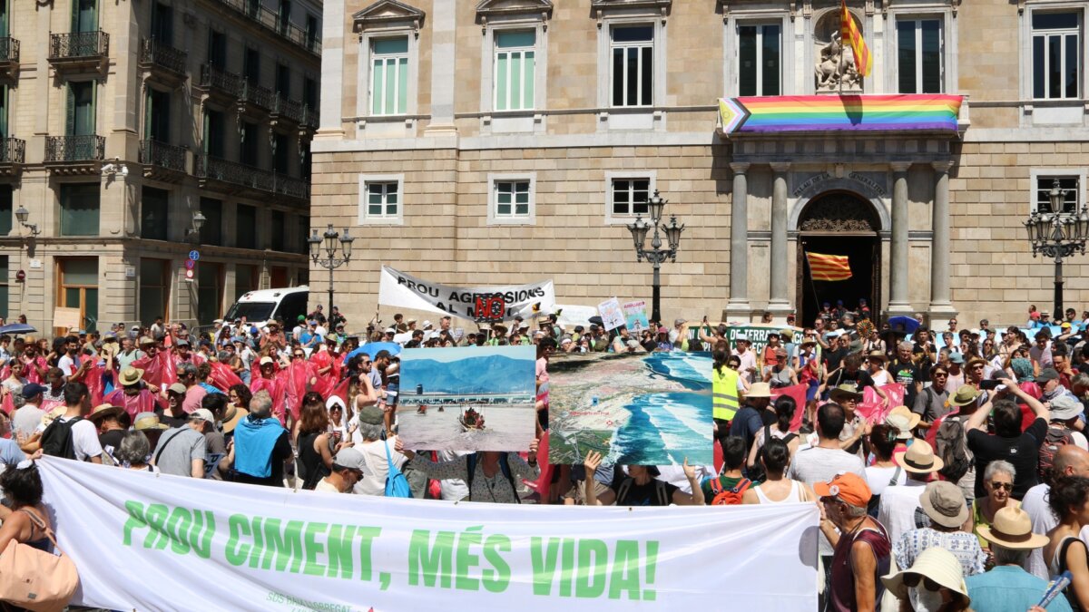 Protesta contra la ampliación del aeropuerto en la plaza Sant Jaume de Barcelona (ACN)