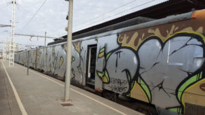 Uno de los trenes de la R3 de Rodalies cubierto de grafitis que no podrá operar (Renfe)
