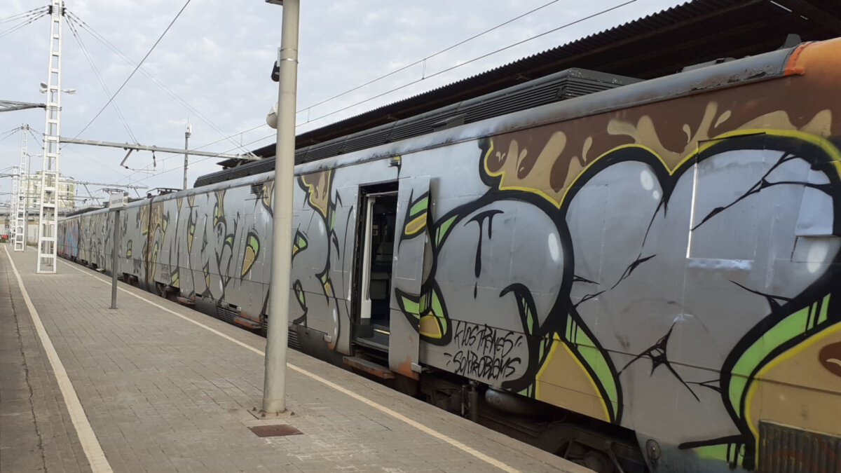 Uno de los trenes de la R3 de Rodalies cubierto de grafitis que no podrá operar (Renfe)