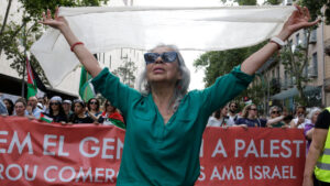 Una mujer vestida con los colores de la bandera palestina en la manifestación contra la guerra en Gaza (ACN)