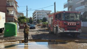 Bombers drenant aigua a Cubelles (Àlex Recolons, ACN)