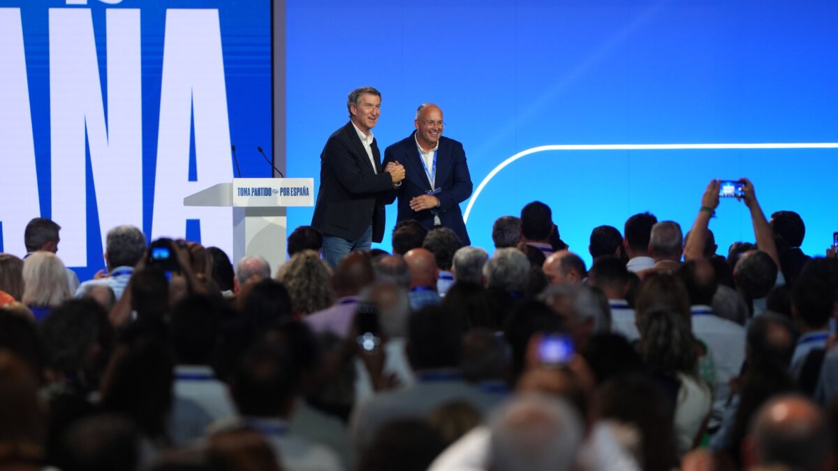 El líder del PP, Alberto Núñez Feijóo, y el próximo secretario general de los populares, Miguel Tellado, en el congreso del partido en Madrid (Javier Barbancho, ACN)