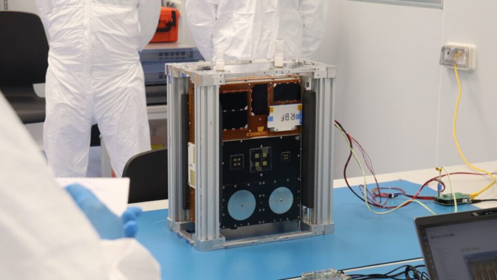 El nanosatèl·lit 6GStarLab fabricat per l'empresa catalana Open Cosmos dins d'un projecte finançat per i2CAT amb fons europeus (Aina Martí, ACN)