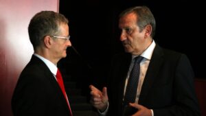 El presidente de Gestha, Carlos Cruzado, y el secretario general de Gestha, José María Mollinedo, conversan en la sede del Congreso Anual de la entidad en Barcelona (Lluís Sibils, ACN)