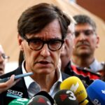 El president de la Generalitat de Catalunya, Salvador Illa, atenent als mitjans de comunicació (Oriol Bosch, ACN)