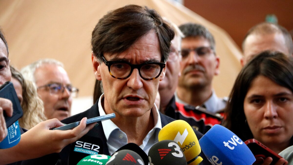 El presidente de la Generalitat de Catalunya, Salvador Illa, atendiendo a los medios de comunicación (Oriol Bosch, ACN)