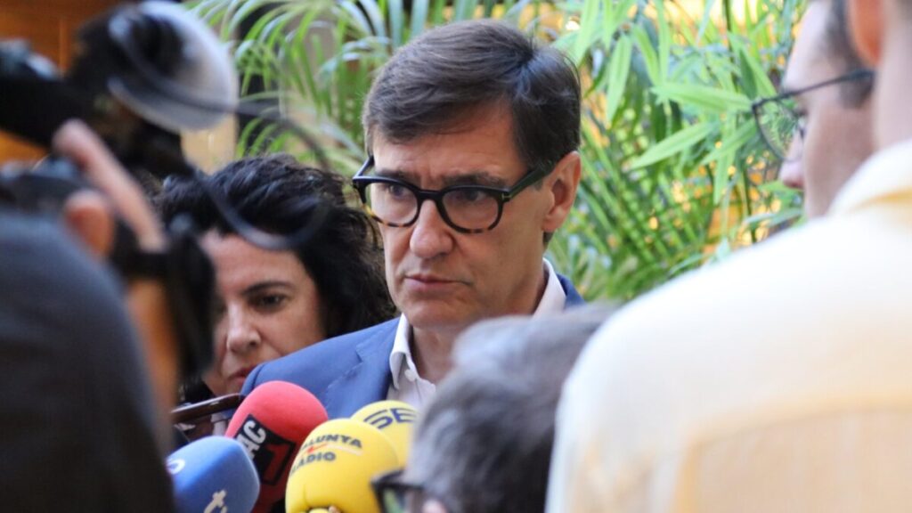 El president de la Generalitat, Salvador Illa, atenent els mitjans des de Pequín (Mariona Puig i Albert Segura, ACN)