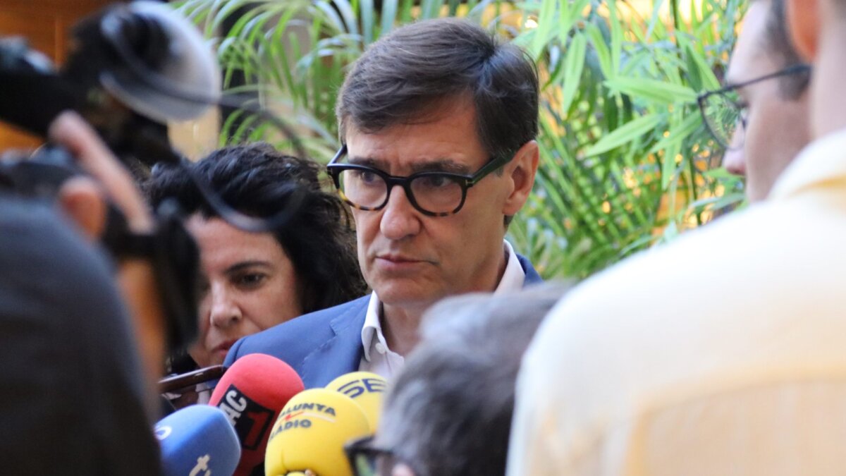 El presidente de la Generalitat, Salvador Illa, atendiendo a los medios desde Pekín (Mariona Puig y Albert Segura, ACN)