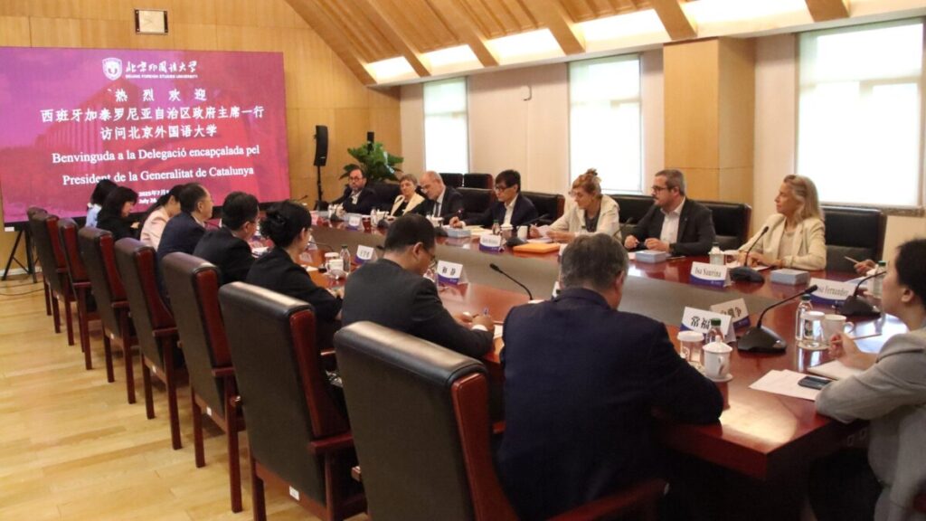 El president de la Generalitat, Salvador Illa, reunit amb la Universitat d'Estudis Estrangers de Pequín (Mariona Puig i Albert Segura, ACN)