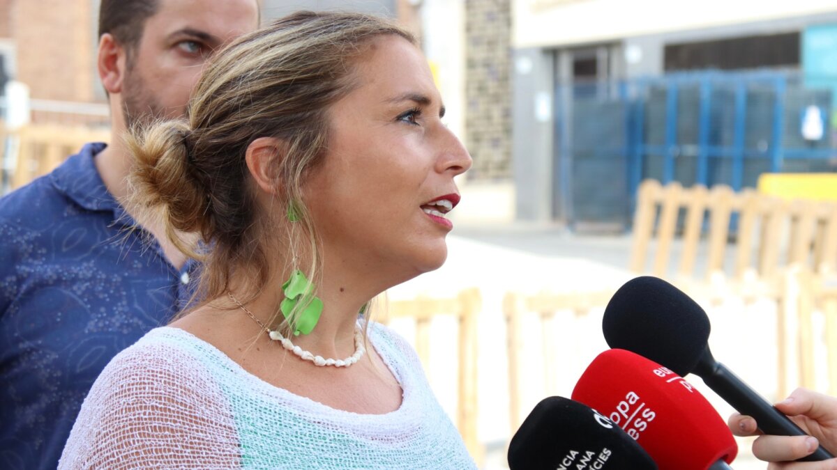 La coordinadora dels Comuns, Candela López, en una atenció als mitjans aquest diumenge a Sant Vicenç dels Horts (Nico Tomás, ACN)