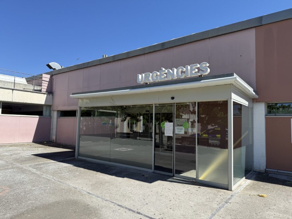 Les urgències de l'Hospital Comarcal de l'Alt Penedès, en el moment d'anunciar el tancament pels efectes de la tempesta (Àlex Recolons, ACN)